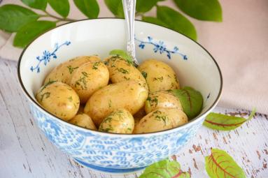 Zdjęcie - Młode ziemniaki w łupinach - Przepisy kulinarne ze zdjęciami