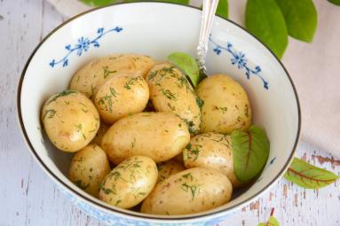 Zdjęcie - Młode ziemniaki w łupinach - Przepisy kulinarne ze zdjęciami