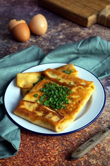 Zdjęcie - Naleśniki z jajkami - Przepisy kulinarne ze zdjęciami