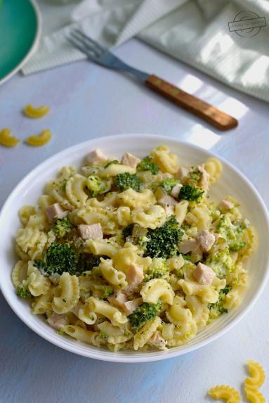 Zdjęcie - Sałatka makaronowa z kurczakiem i brokułem - Przepisy kulinarne ze zdjęciami