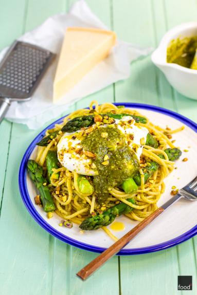 Zdjęcie - Spaghetti z pistacjowym pesto, szparagami i burratą - Przepisy kulinarne ze zdjęciami