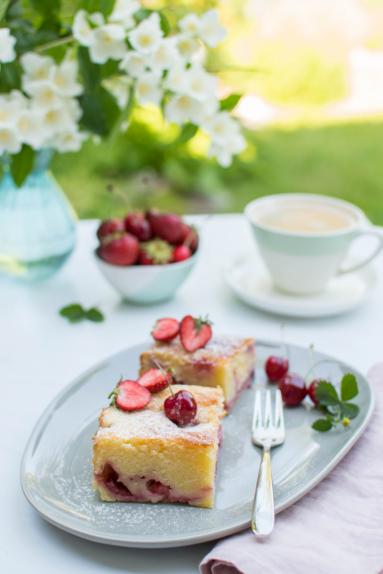 Zdjęcie - Ciasto twarogowe z owocami - Przepisy kulinarne ze zdjęciami