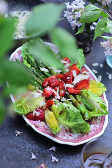 Zdjęcie - Sałatka ze szparagów i truskawek - Przepisy kulinarne ze zdjęciami