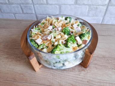 Zdjęcie - Sałatka makaronowa z brokułem - Przepisy kulinarne ze zdjęciami