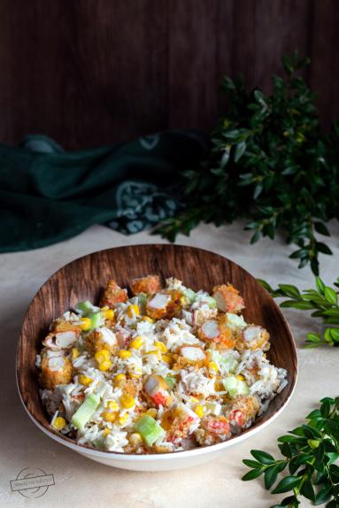 Zdjęcie - Sałatka ryżowa z surimi - Przepisy kulinarne ze zdjęciami