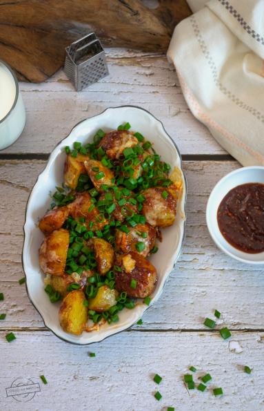 Zdjęcie - Pieczone ziemniaki w sosie słodko-ostrym - Przepisy kulinarne ze zdjęciami