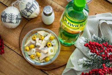 Zdjęcie - Śledź w oleju z cebulą i oliwkami - Przepisy kulinarne ze zdjęciami