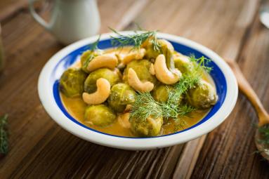 Zdjęcie - Curry z brukselki z orzechami nerkowca - Przepisy kulinarne ze zdjęciami
