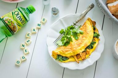 Zdjęcie - Omlet z kurkami i jarmużem - Przepisy kulinarne ze zdjęciami