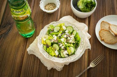 Zdjęcie - Sałatka z ogórka z fetą, sałatą rzymską i słonecznikiem - Przepisy kulinarne ze zdjęciami