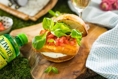 Zdjęcie - Burgery z kotletem serowym z salsą pomidorową - Przepisy kulinarne ze zdjęciami