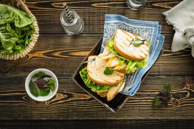 Zdjęcie - Grillowane kanapki z serem, kurczakiem i zielonymi warzywami - Przepisy kulinarne ze zdjęciami