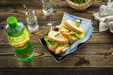 Zdjęcie - Grillowane kanapki z serem, kurczakiem i zielonymi warzywami - Przepisy kulinarne ze zdjęciami