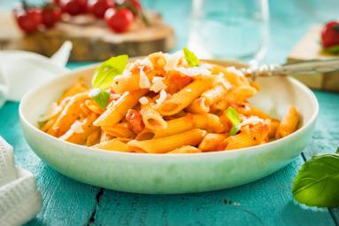 Zdjęcie - Makaron z prostym sosem pomidorowym - Przepisy kulinarne ze zdjęciami
