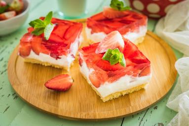 Zdjęcie - Ciasto z galaretką z truskawkami i jogurtową pianką orzechową - Przepisy kulinarne ze zdjęciami