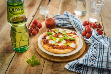 Zdjęcie - Pizza z sosem bolońskim i mozzarellą - Przepisy kulinarne ze zdjęciami