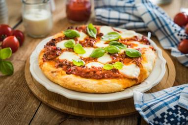 Zdjęcie - Pizza z sosem bolońskim i mozzarellą - Przepisy kulinarne ze zdjęciami