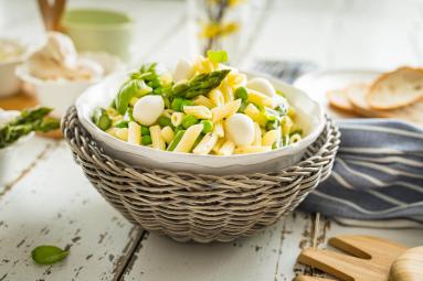 Zdjęcie - Sałatka makaronowa ze szparagami, groszkiem i mozzarellą - Przepisy kulinarne ze zdjęciami