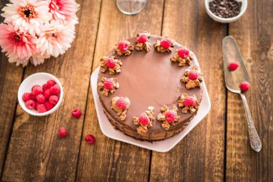 Zdjęcie - Tort czekoladowy z malinami - Przepisy kulinarne ze zdjęciami