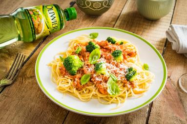 Zdjęcie - Spaghetti bolognese z brokułami - Przepisy kulinarne ze zdjęciami