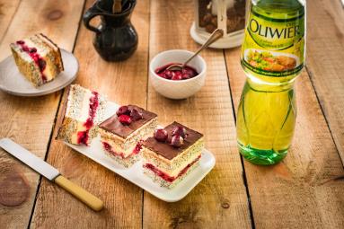 Zdjęcie - Ciasto makowe z wiśniami i kremem - Przepisy kulinarne ze zdjęciami