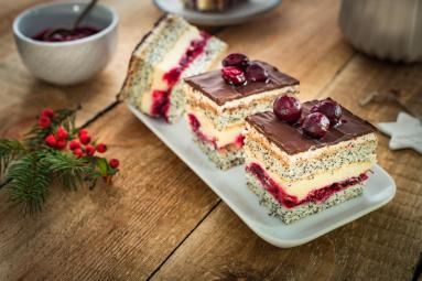 Zdjęcie - Ciasto makowe z wiśniami i kremem - Przepisy kulinarne ze zdjęciami