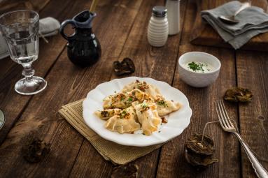 Zdjęcie - Pierogi z grochem i grzybami - Przepisy kulinarne ze zdjęciami