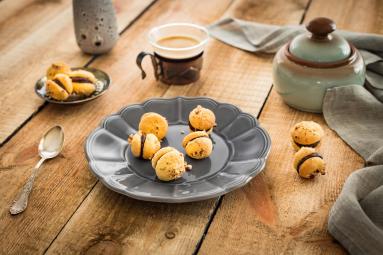 Zdjęcie - Biszkoptowe ciasteczka z orzechami i kremem czekoladowym - Przepisy kulinarne ze zdjęciami