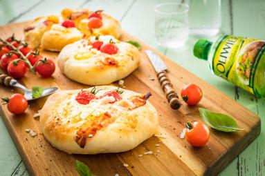 Zdjęcie - Mini pizze z jajkiem i bekonem - Przepisy kulinarne ze zdjęciami
