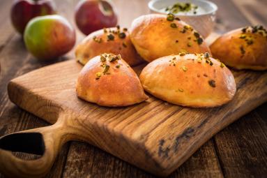 Zdjęcie - Drożdżowe pierogi z jabłkami i pistacjami - Przepisy kulinarne ze zdjęciami