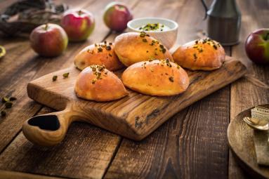 Zdjęcie - Drożdżowe pierogi z jabłkami i pistacjami - Przepisy kulinarne ze zdjęciami
