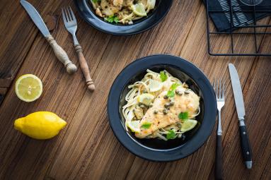 Zdjęcie - Linguini z kurczakiem w sosie cytrynowo-kaparowym - Przepisy kulinarne ze zdjęciami