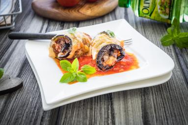 Zdjęcie - Roladki z bakłażana z mięsem mielonym w sosie pomidorowym - Przepisy kulinarne ze zdjęciami