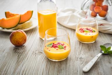 Zdjęcie - Gazpacho z melona i brzoskwini z malinami - Przepisy kulinarne ze zdjęciami