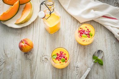 Zdjęcie - Gazpacho z melona i brzoskwini z malinami - Przepisy kulinarne ze zdjęciami