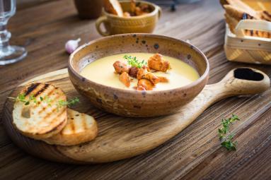 Zdjęcie - Zupa serowa z kurkami - Przepisy kulinarne ze zdjęciami