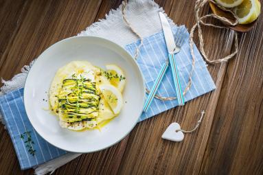 Zdjęcie - Cytrynowy dorsz w cukinii z purée ziemniaczanym - Przepisy kulinarne ze zdjęciami