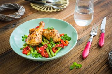 Zdjęcie - Pieczone udka kurczaka z fasolką i papryką - Przepisy kulinarne ze zdjęciami