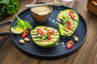 Zdjęcie - Grillowane awokado z salsą z ogórka z sosem arachidowym - Przepisy kulinarne ze zdjęciami