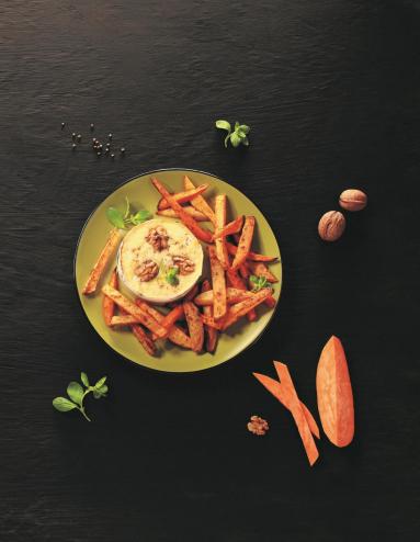 Zdjęcie - Orzechowe frytki z serem camembert - Przepisy kulinarne ze zdjęciami