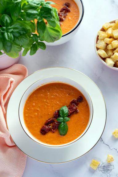 Zdjęcie - Zupa krem z pieczonych pomidorów z suszonymi pomidorami - Przepisy kulinarne ze zdjęciami