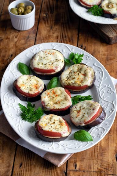 Zdjęcie - Bakłażan zapiekany z pomidorem i mozzarellą - Przepisy kulinarne ze zdjęciami