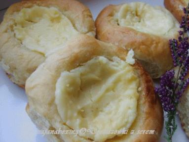 Zdjęcie - Drożdżówki z serem  - Przepisy kulinarne ze zdjęciami