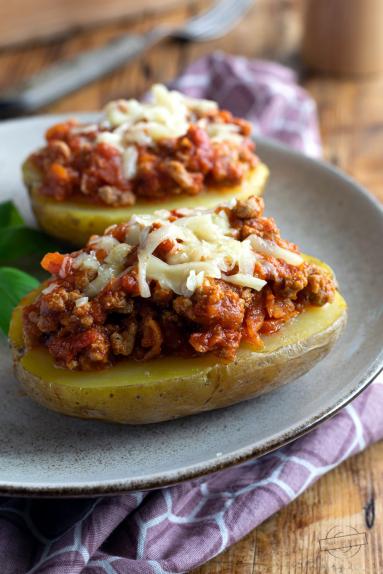 Zdjęcie - Pieczone ziemniaki z sosem bolognese - Przepisy kulinarne ze zdjęciami