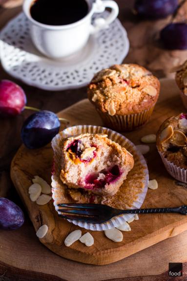 Zdjęcie - Gryczane muffiny ze śliwkami i marcepanem - Przepisy kulinarne ze zdjęciami