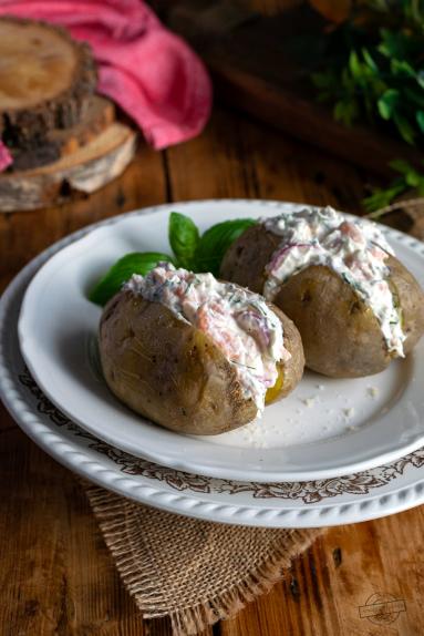 Zdjęcie - Pieczone ziemniaki nadziane twarożkiem i wędzonym łososiem - Przepisy kulinarne ze zdjęciami