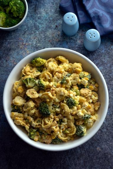 Zdjęcie - Sałatka z tortellini, kurczakiem i brokułem - Przepisy kulinarne ze zdjęciami