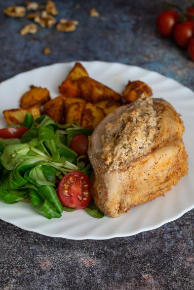 Zdjęcie - Piersi kurczaka z fetą i orzechami - Przepisy kulinarne ze zdjęciami