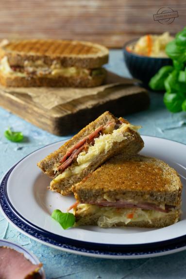 Zdjęcie - Tosty z pastrami oraz kiszoną kapustą – a’la Reuben Sandwich - Przepisy kulinarne ze zdjęciami