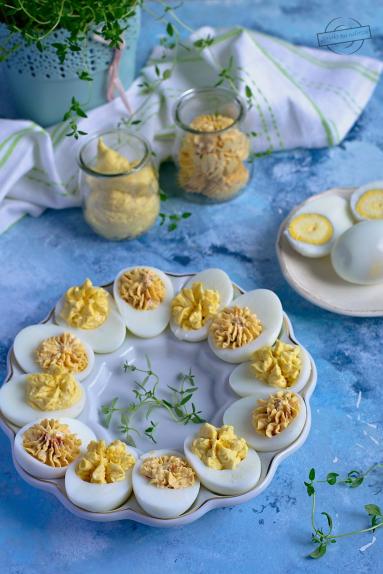 Zdjęcie - Jajka faszerowane na dwa sposoby - Przepisy kulinarne ze zdjęciami